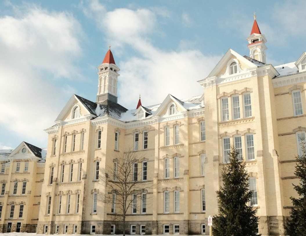 Condo On State Hospital Grounds! مدينة ترافيرز المظهر الخارجي الصورة