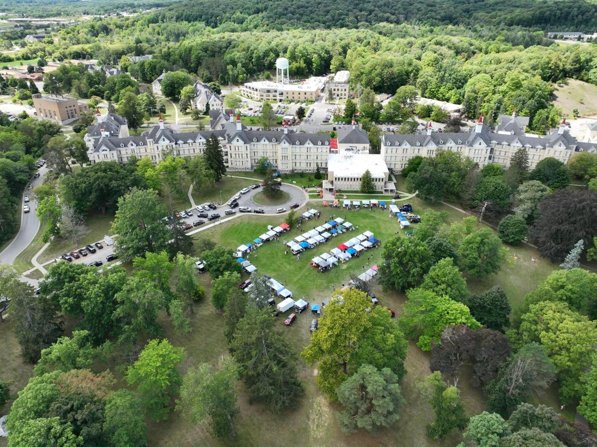 Condo On State Hospital Grounds! مدينة ترافيرز المظهر الخارجي الصورة